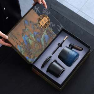 keraminis puodelis su rašikliu