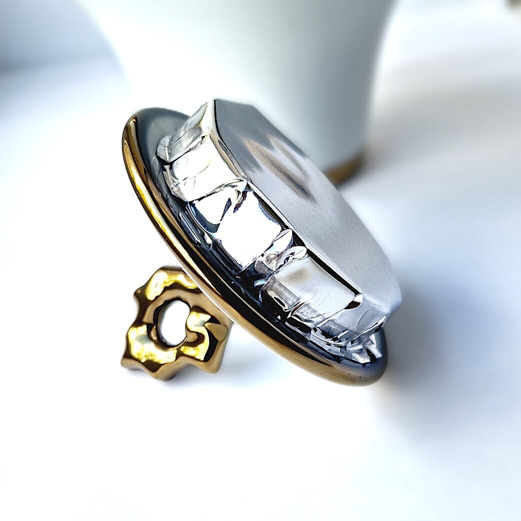 dangtelio auksiniais apvadais ir rankenėle vidinė pusė