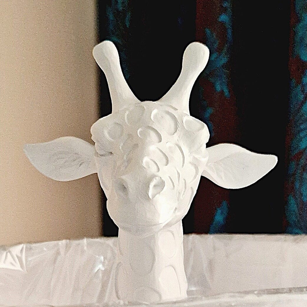 Baltas stalo šviestuvas su originaliu dizainu