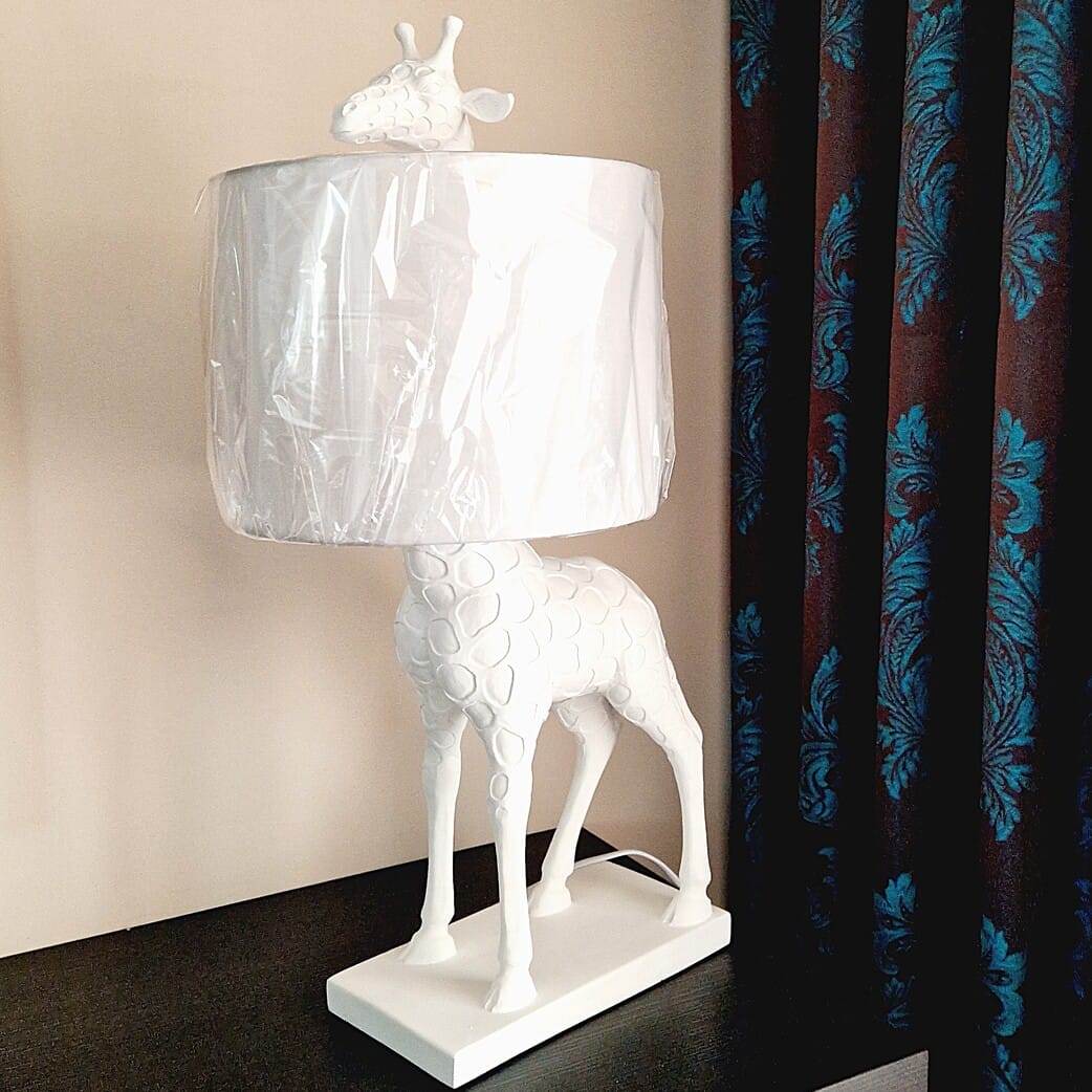 Interjero stalo lempa žirafos formos pagrindu