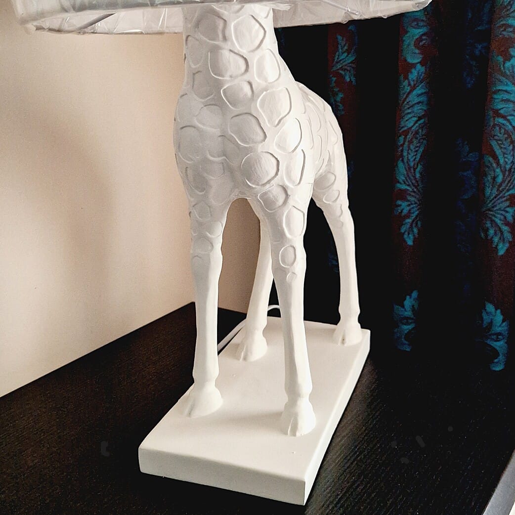 Elegantiška stalinė lempa žirafos formos pagrindu