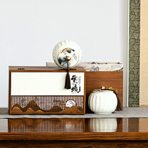 Keraminių arbatos indelių komplektas medinėje dėžėje su dekoruotais dangteliais