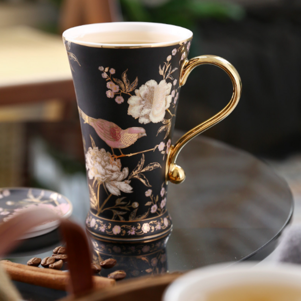 Juodas porcelianinis puodelis su gėlių ir paukščių dekoru