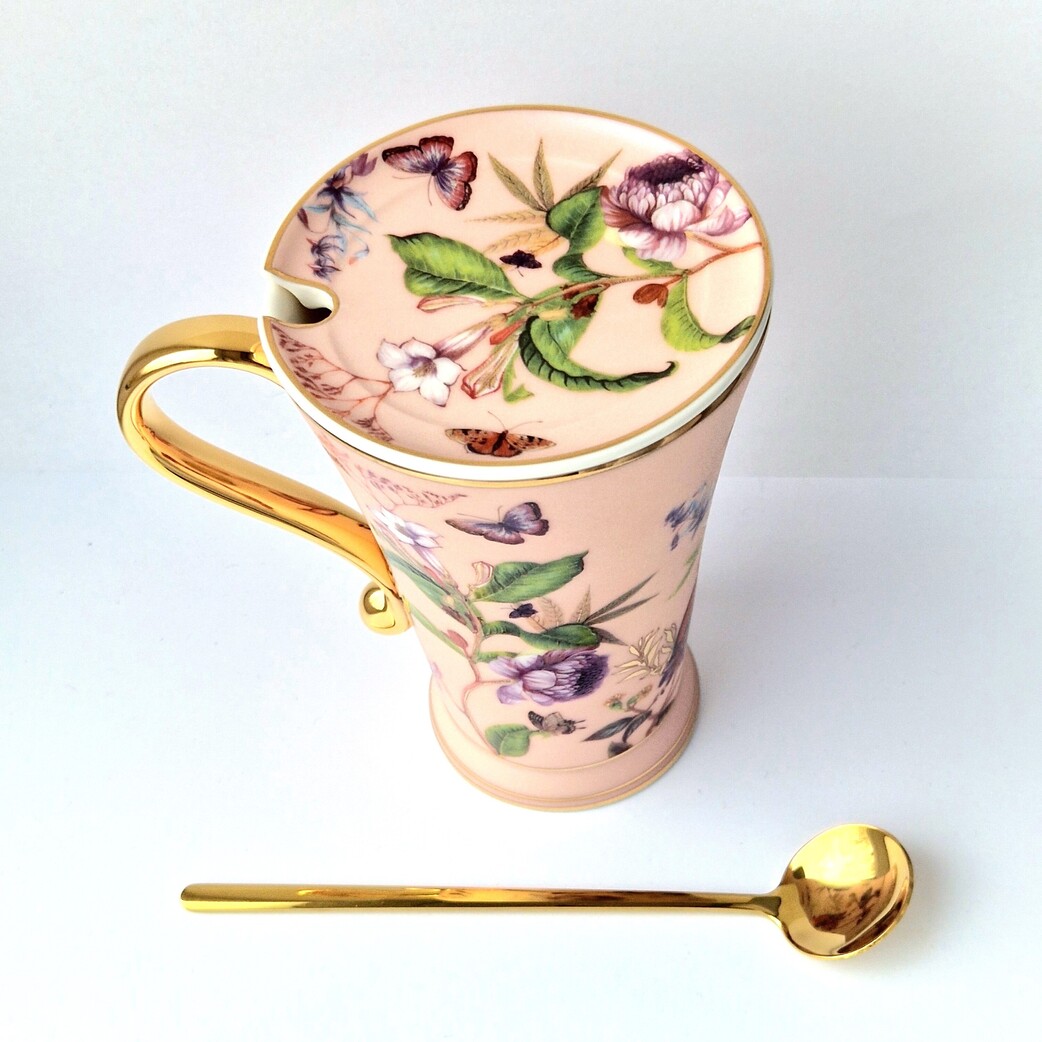 Rožinis porcelianinis puodelis iš viršaus