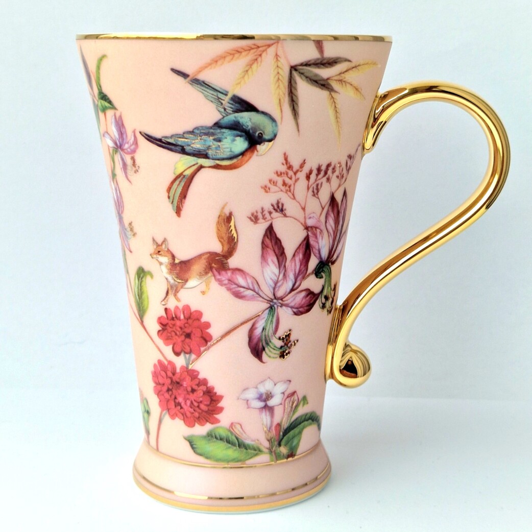 Rožinis porcelianinis puodelis su dekoru