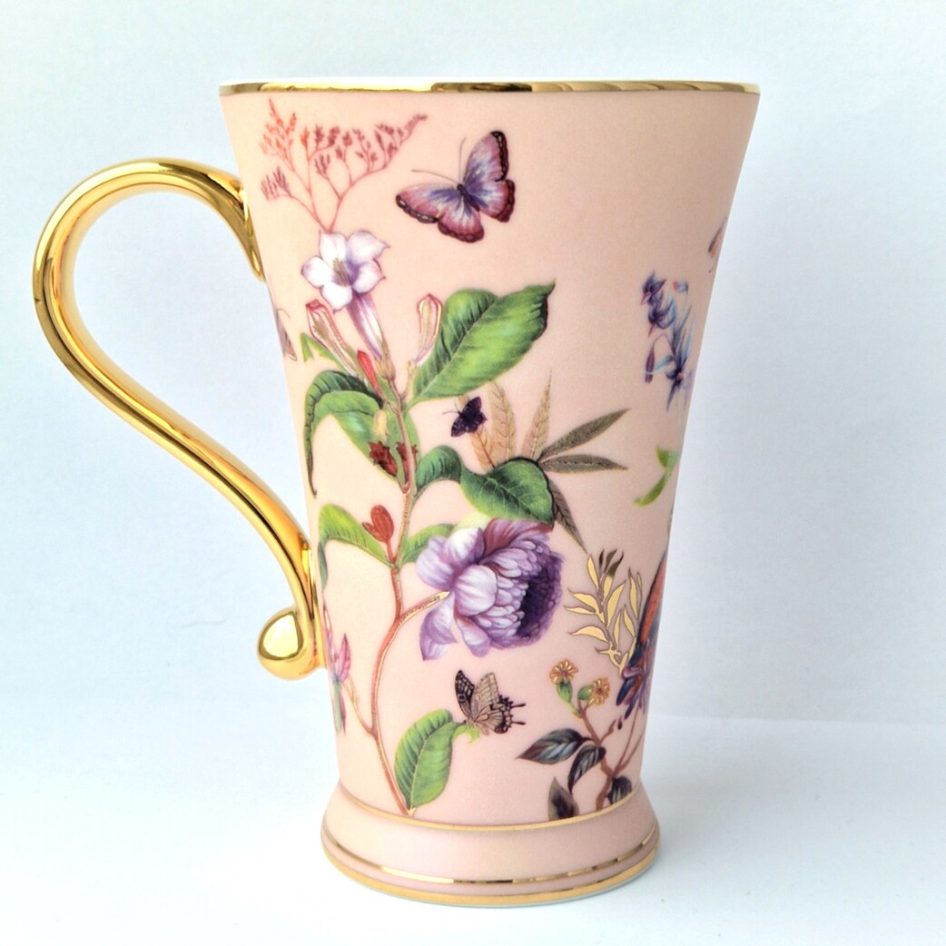 Rožinis porcelianinis puodelis su gėlių dekoru