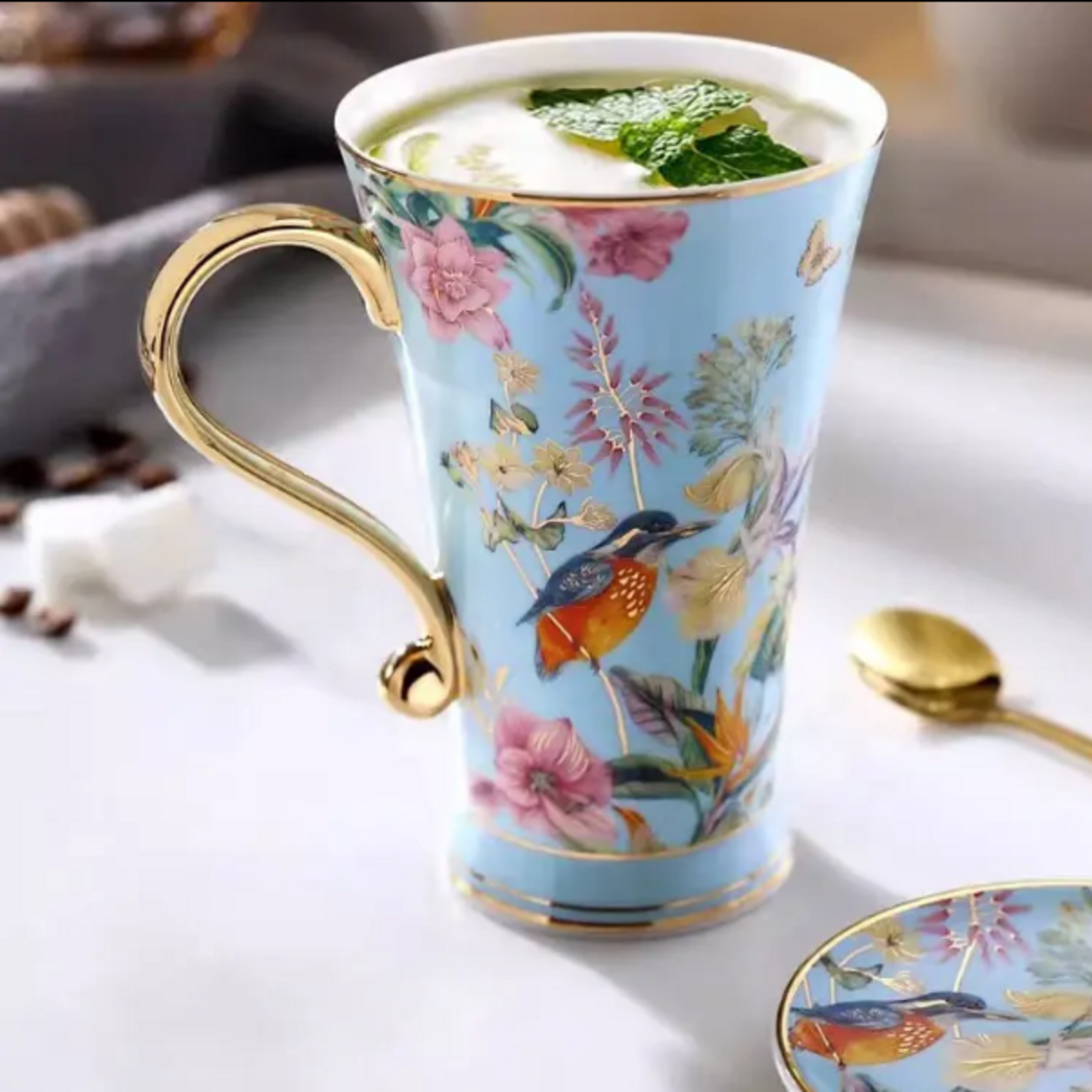 Žydras porcelianinis puodelis su gėlių ir drugelių dekoru