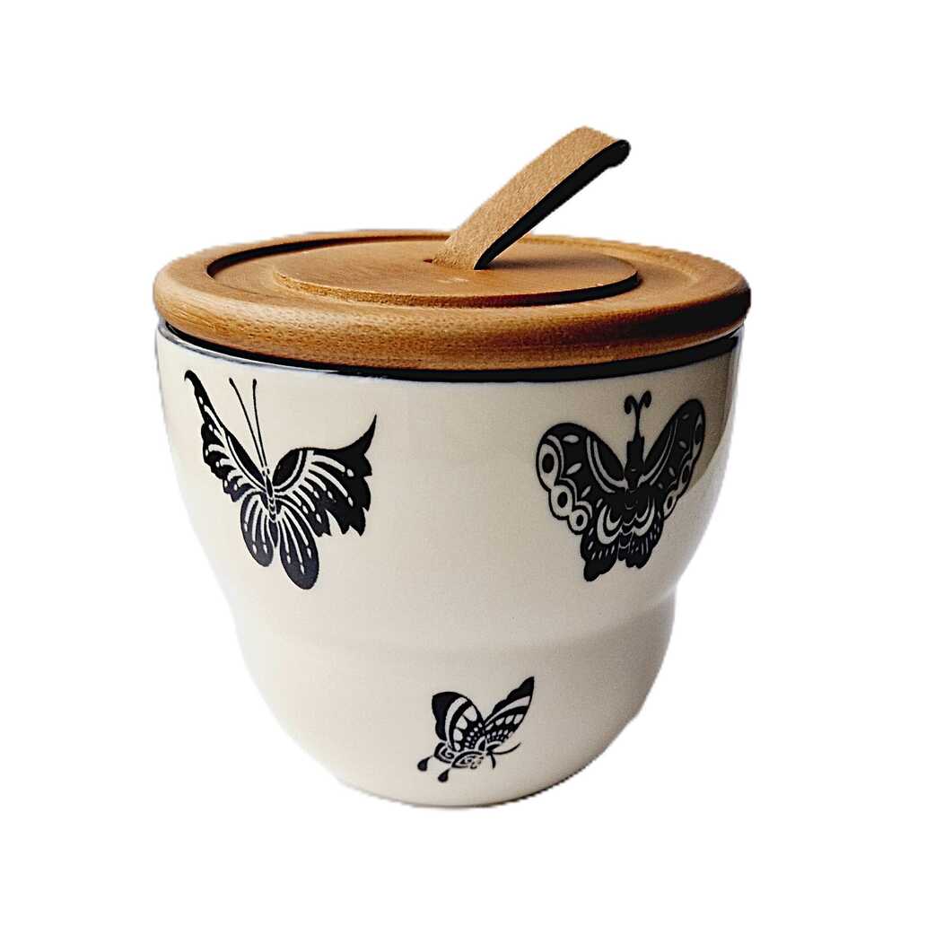 Baltas keraminis indelis su drugelių raštu