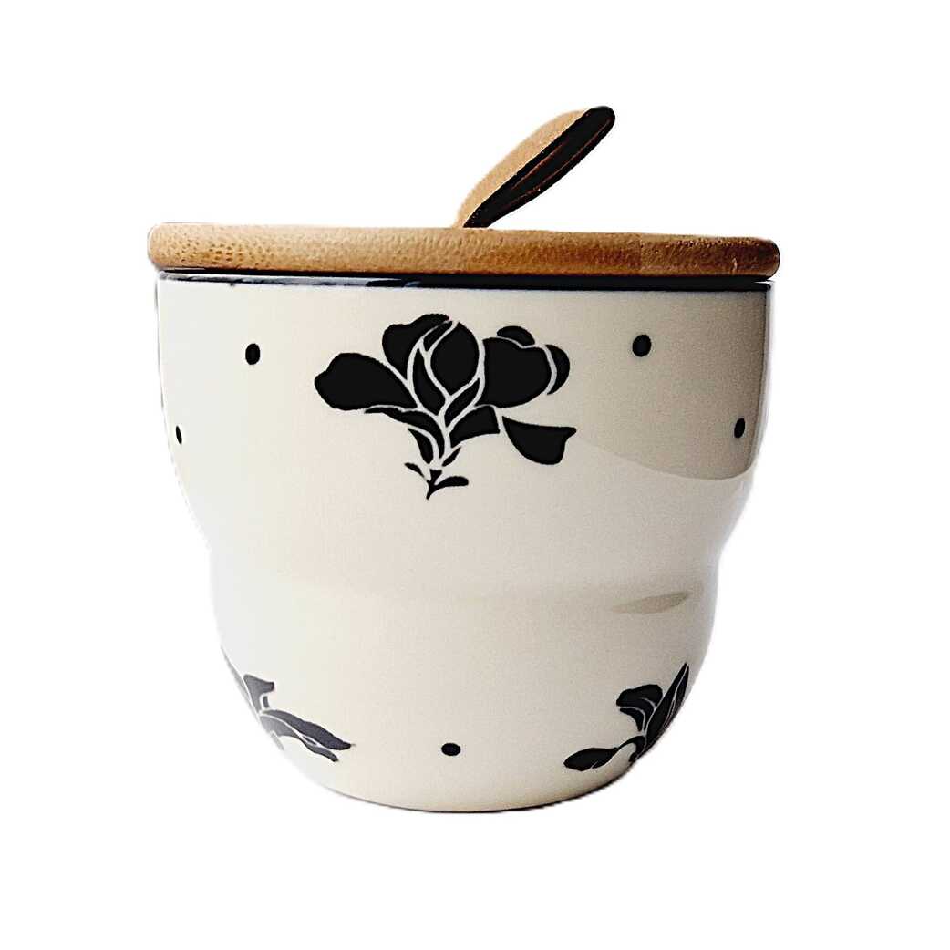 Baltas keraminis indelis su gėlių raštu, mediniu dangteliu
