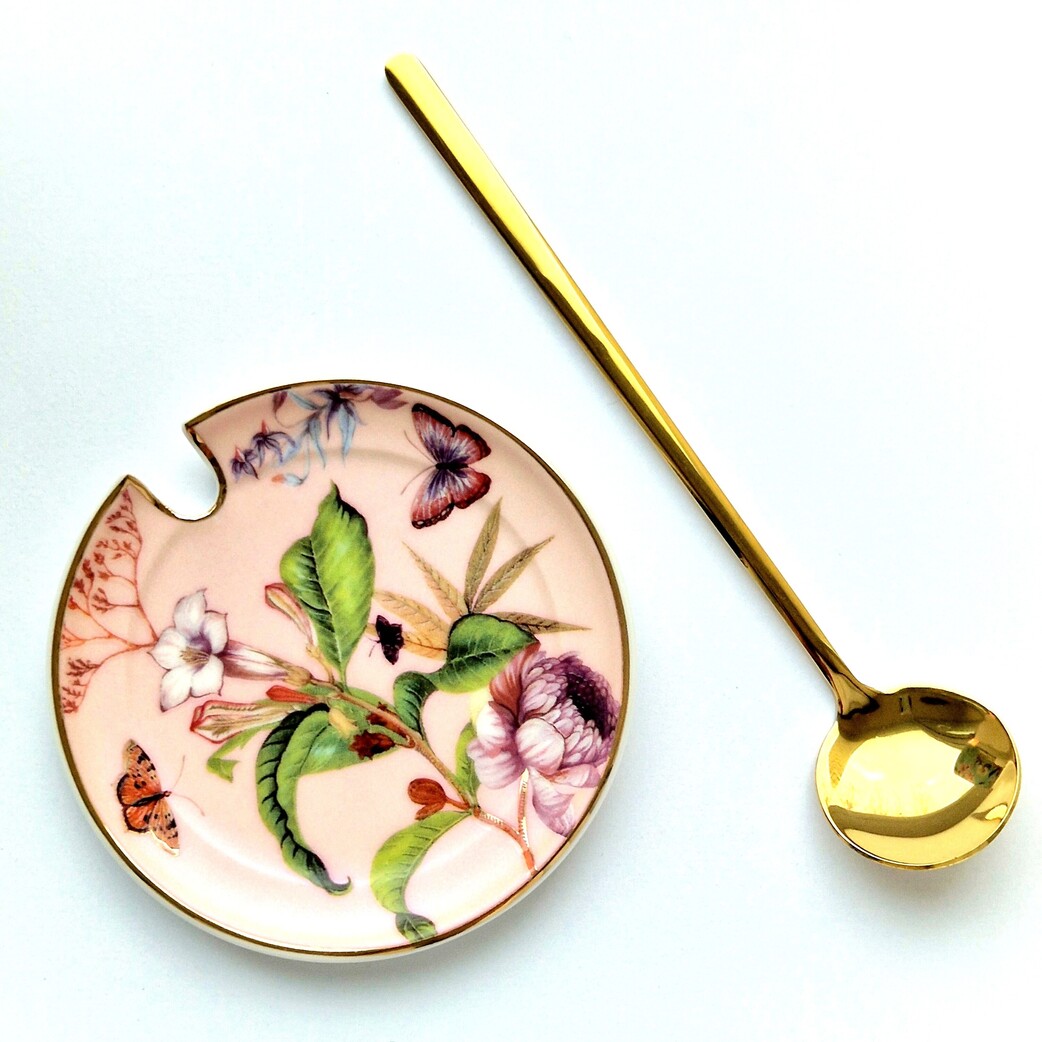 rožinio porcelianinio puodelio lėkštutė irr šaukštelis