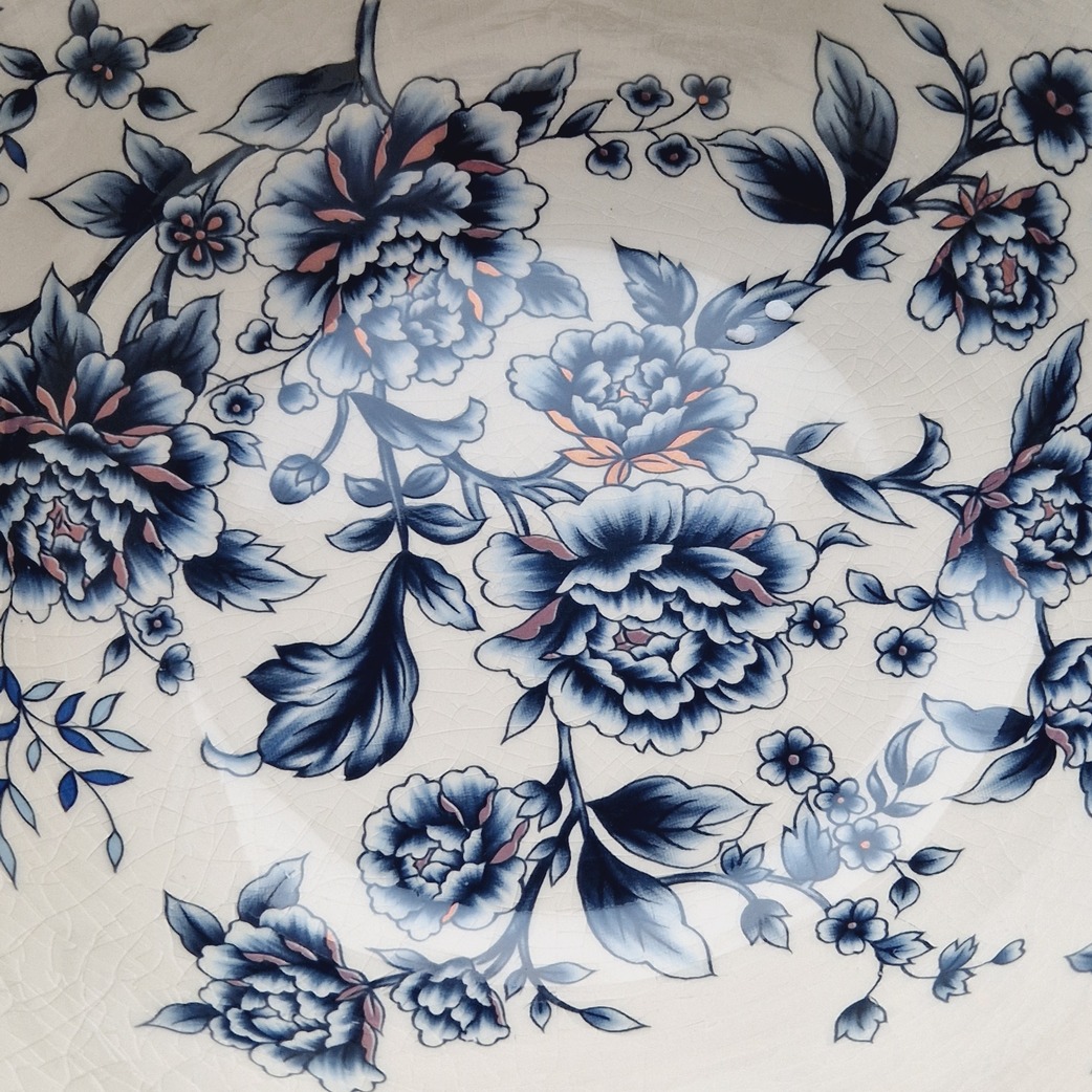 vazos gėlių ornamentai iš arti