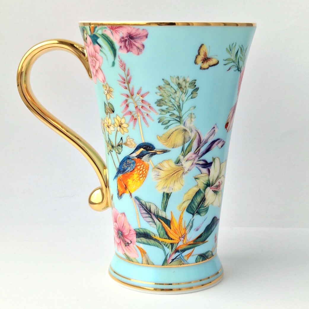 žydras porcelianinis puodelis su gėlių dekoru