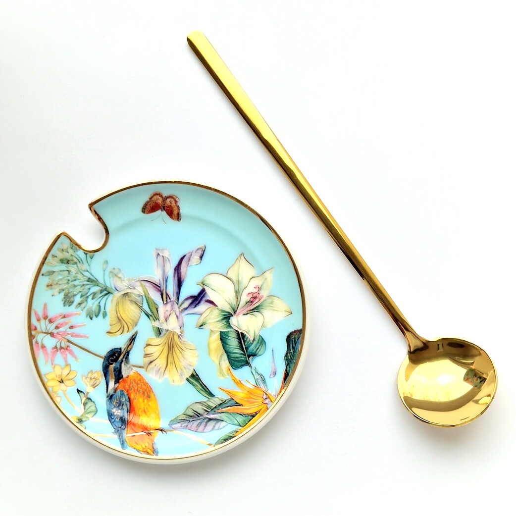 žydro porcelianinio puodelio lėkštutė ir šaukštelis